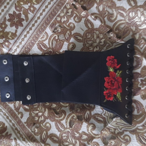 Black corset with flowers red - Picture 4 of 4
